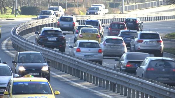 De ce a fost prelungită plafonarea tarifelor RCA. Expert: "Explicaţia este una de natură electorală"