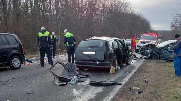 Carambol cu 5 maşini pe o şosea din Timiş. Impactul puternic, produs de un şofer care a intrat pe contrasens