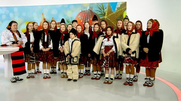 Grupul de colindători "Brâu de Maramureş",  în platoul Observator