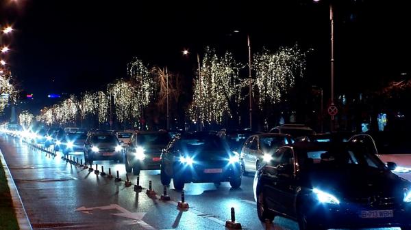 Fenomenul "Tornada Roşie" a pus stăpânire pe traficul din Capitală. Un şofer poate parcurge 10 km chiar şi în 3 ore