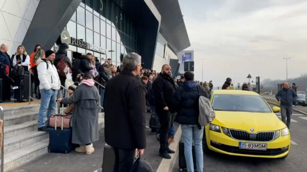 A luat taxiul de la Suceava la Iaşi, după ce i-a fost anulat zborul. Cât a plătit