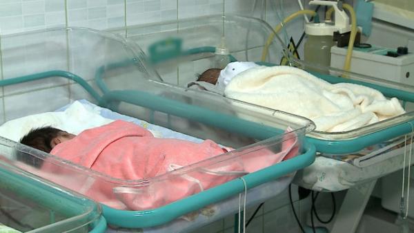 Fetiţa care s-a născut atunci când colindătorii au venit în curtea spitalului: "Un dar de la Dumnezeu, un cadou frumos de Crăciun"