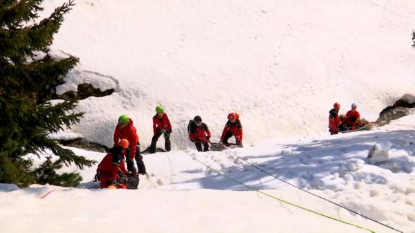 Turist mort în Munţii Stânişoarei din Suceava. Bărbatul a căzut în gol în timp ce vizita o cascadă