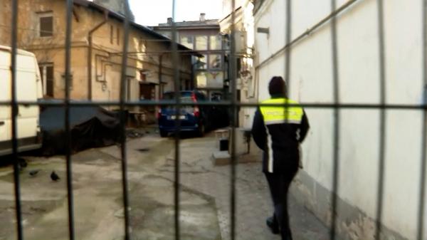 Cuplu de pictori, ceartă la cuţite în Bucureşti. Femeia şi-a înjunghiat partenerul, apoi a sunat la 112 şi a pozat în victimă