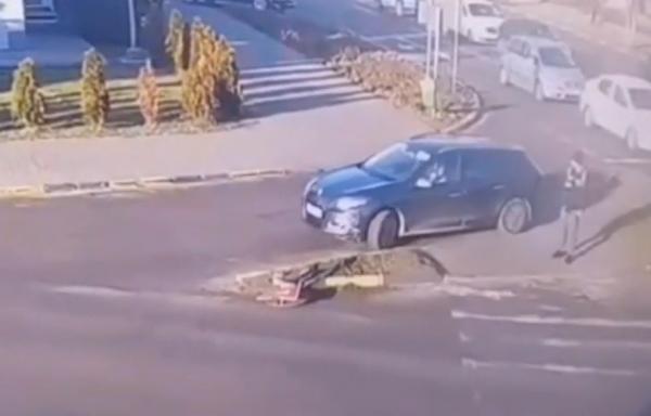 Accident grav în Galaţi. Doi oameni au ajuns la spital, după impactul cu un TIR. Maşina în care se aflau a fost împinsă din spate de un alt şofer