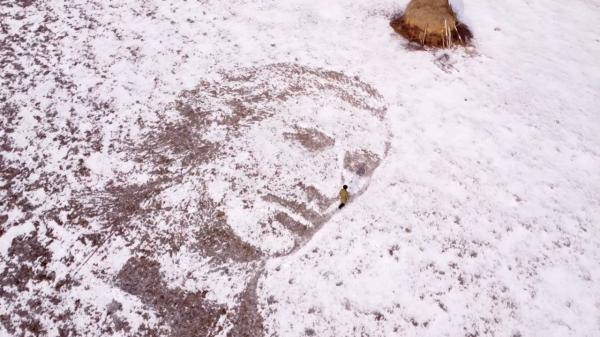 Un artist din Hunedoara, omagiu pentru Mihai Eminescu. A creat în zăpadă un portret al marelui poet