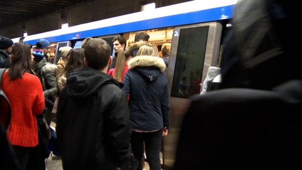 Sindicaliştii ameninţă cu greva generală la metrou. Li s-au tăiat măririle de 1.050 lei şi salariile compensatorii la pensionare