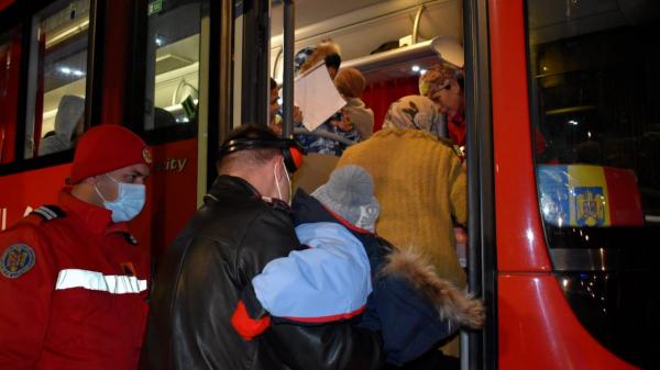 Pacienţi din Fâşia Gaza, evacuaţi cu tot cu familii, cu o aeronavă a Forţelor Aeriene Române. 5 dintre ei vor fi trataţi la Bucureşti
