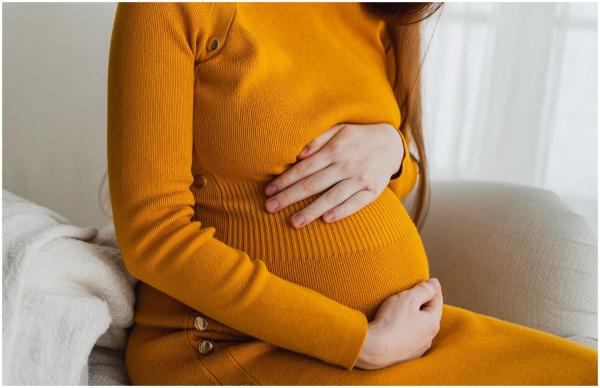 O copilă de 14 ani a născut în baia din casă, ajutată de mamă. Tatăl copilului, un tânăr de 22 de ani cu care fata a avut o relație în vară