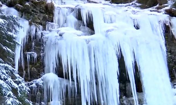 Cascadele din Cheile Jieţului au îngheţat. Căderile de apă au încremenit în forme spectaculoase