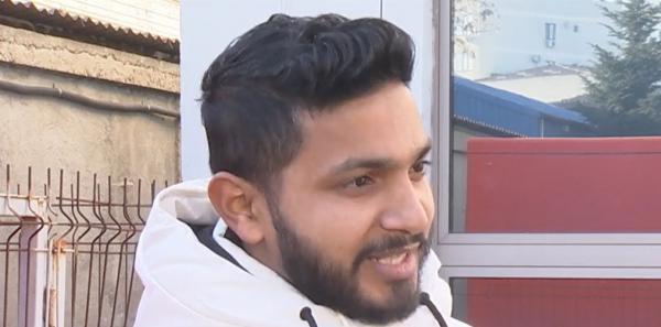 Cât câştigă un nepalez angajat la un supermarket din România: "Cel mai greu este drumul spre muncă"