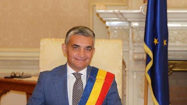 Descinderi DNA la primarul din Sinaia, cu castel de 2 mil. € în Franţa. Vlad Oprea, acuzat de trafic de influenţă şi luare de mită, adus la Bucureşti