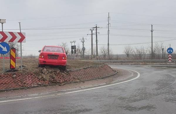 Un şofer beat a rămas suspendat cu maşina pe un sens giratoriu din Dolj. După ce a "parcat", tânărul a luat-o la sănătoasa