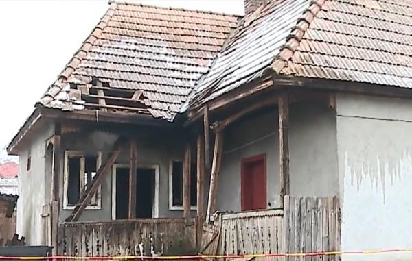 Sfârşit tragic pentru o femeie de 50 de ani din Mureş, după ce casa i-a fost cuprinsă de flăcări. Fiica a dat alarma, dar nu a mai putut s-o salveze