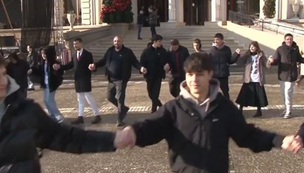 Peste 200 de elevi și profesori din Iaşi au organizat un flash mob pentru Mica Unire