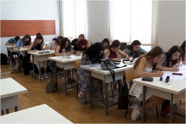 Legea învăţământului 2025. Liceenii ar putea învăţa obligatoriu gramatica sau religia