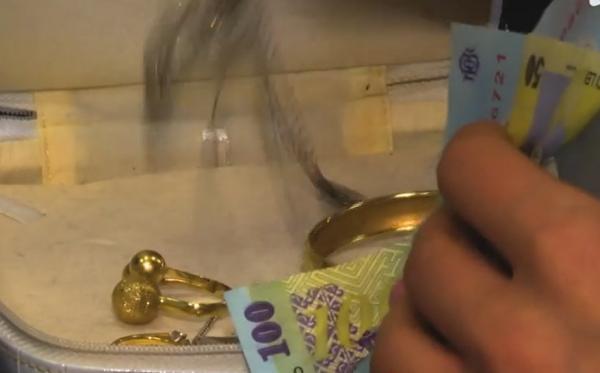 Cum a reuşit o menajeră din Bucureşti să fure bani şi bijuterii de 100.000 de euro din casa pe care o avea în grijă