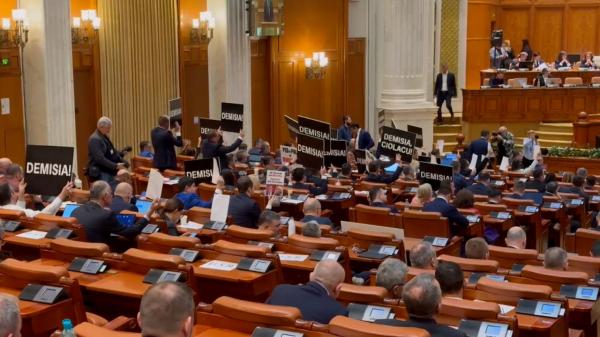 Momentul în care Marcel Ciolacu este huiduit în Parlament la dezbaterea bugetului: "Demisia" și "Nordis"