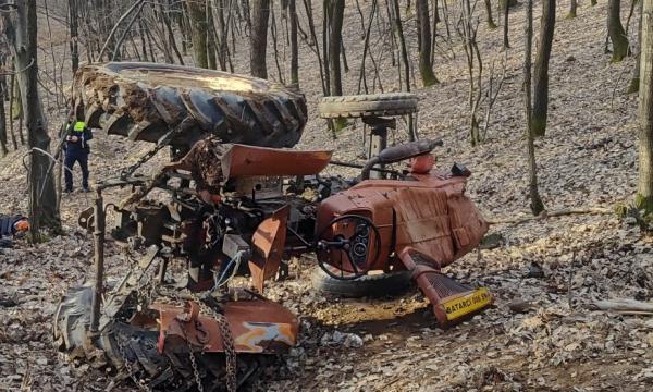 Bărbat din Satu Mare, în stare gravă la spital după ce a fost strivit de propriul tractor, într-o pădure din Batarci