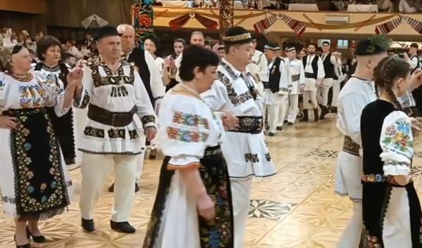 Plan Roşu de intervenţie la Balul Însuraţilor din Reghin: 37 de persoane au ajuns la spital cu toxiinfecţie alimentară. Formaţia a continuat petrecerea