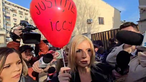 Laura Vicol, întâmpinată cu un balon roşu la ieşirea din Arestul Central. "Şefa Nordis", în silenzio stampa după ce a devenit liberă