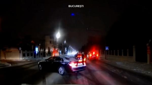 Momentul în care un şofer derapează din cauza zăpezii şi ajunge cu maşina pe contrasens, în Pipera