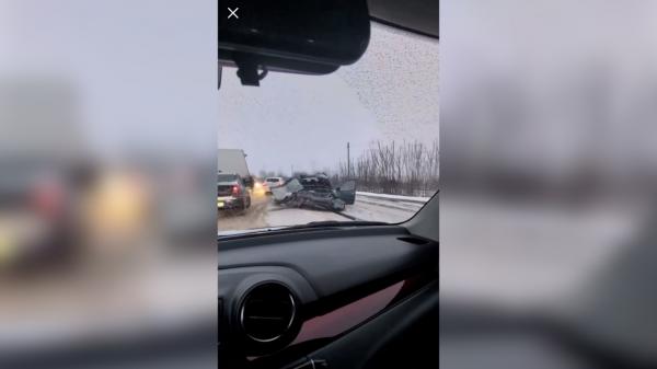 Doi morţi, după un accident grav pe centura Capitalei. O maşină şi un TIR, impact frontal