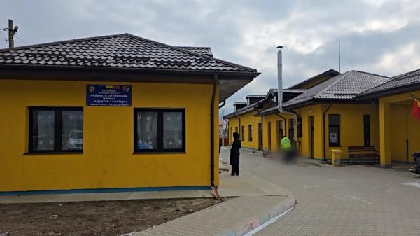Tragedie la o şcoală din Botoşani. Un bărbat a căzut fără suflare chiar în curtea instituţiei: "Ducea două bucăţi de lemne"