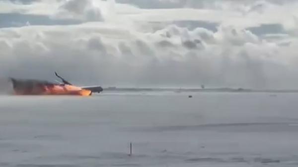 Momentul în care avionul din Toronto ia foc şi se răstoarnă la aterizare. 18 persoane, în stare gravă