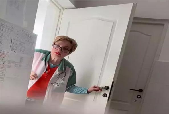 Medic de familie din Vâlcea, filmat în timp ce reproşează unui pacient că merge la cabinet: "Iar venişi? Taci din gură în faţa mea". Explicaţiile doctoriţei