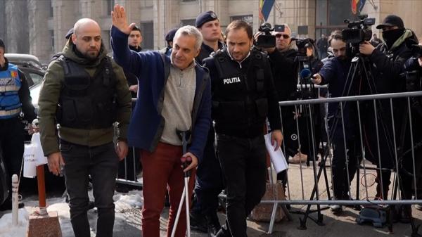 Momentul în care Călin Georgescu este adus, în cârje, la Parchetul General