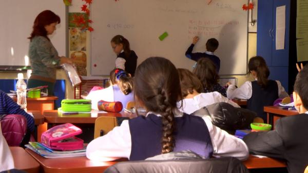 Cadoul pentru "doamna" de 1 şi 8 Martie. Mesajul ministrului Educaţiei pentru părinţi şi profesori
