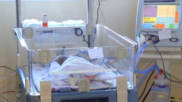 Bărbat reţinut după ce s-a dat drept tatăl unui bebeluş abandonat şi a plecat cu el acasă. Copilul e trecut pe numele lui