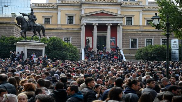 Proteste violente în Grecia: 200.000 de oameni au comemorat tragedia feroviară din 2023. Mai mulţi tineri au aruncat cu cocktailuri Molotov