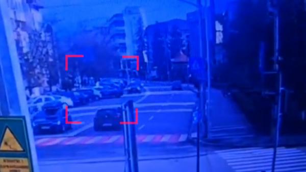 La un pas de tragedie după ce a încercat să evite un accident. Momentul în care şoferul din Câmpina s-a oprit cu maşina în zidul unei fântâni