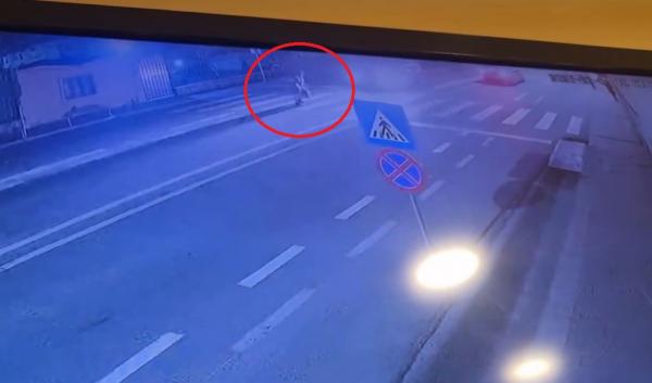 O fetiţă de 5 ani şi bunica ei, spulberate pe o trecere de pietoni în Blaj. Momentul în care sunt aruncate pe asfalt a fost filmat