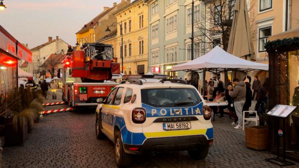 Filmul accidentului din Sibiu, unde o femeie a fost lovită în cap de o ţiglă desprinsă de pe acoperişul unei clădiri