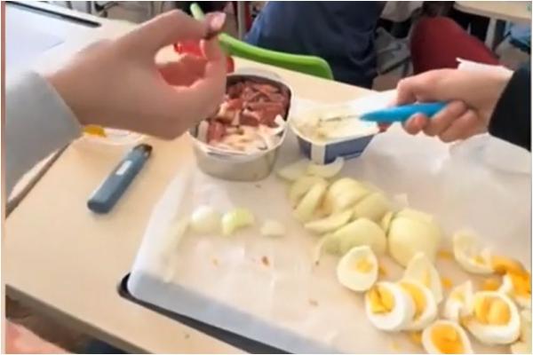 "Masă câmpenească" în ultima bancă. Mai mulţi elevi au venit cu ouă, şuncă, pâine, dar şi un cuţit în sala de clasă, în Timişoara
