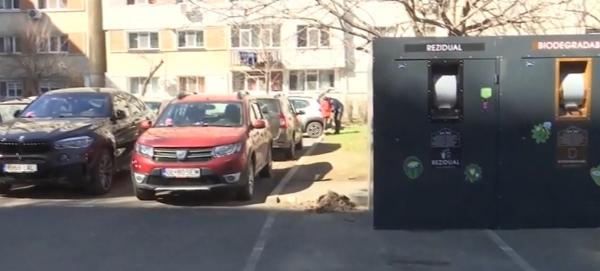 Oamenii dintr-un cartier din Galaţi, revoltaţi după ce parcările lor au fost ocupate de pubele de gunoi instalate de primărie