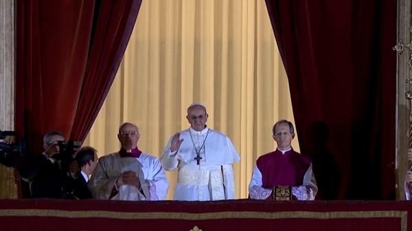 Papa Francisc, sărbătorit cu tort pe patul de spital, la aniversarea celor 12 ani de pontificat