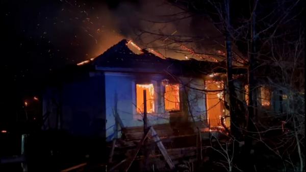 Doi bărbați au ars de vii într-o casă cuprinsă de flăcări, în Botoşani. Incendiul a distrus și adăpostul de animale, unde patru văcuţe au fost carbonizate