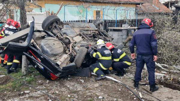 Un bărbat de 43 de ani şi-a găsit sfârşitul, după ce a intrat cu maşina într-un stâlp de electricitate, în Dolj. Un tânăr de 18 ani a ajuns la spital