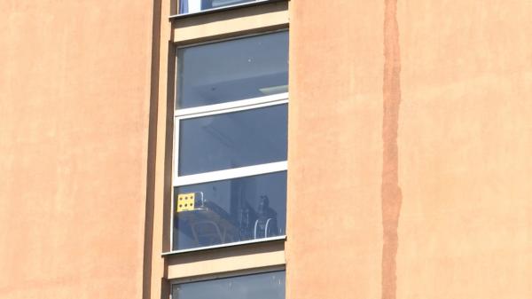 Plouă într-o sală de operații de la Spitalul de Urgenţă Braşov. Apa scursă din tavan s-a strâns în găleți și castroane 