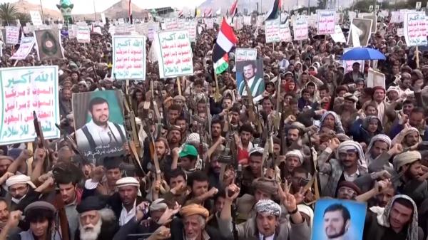 Mii de oameni au ieşit pe străzi în Yemen pentru a protesta după atacul SUA asupra rebelilor Houthi: 53 de morţi şi 98 de răniţi, printre care copii şi femei