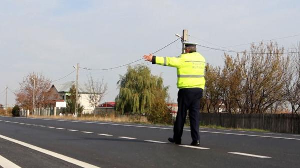 Reacţia unui şef din Poliţia Mehedinţi, după ce a fost amendat în trafic de un subaltern: a sunat la 112 să spună că agentul e beat şi drogat