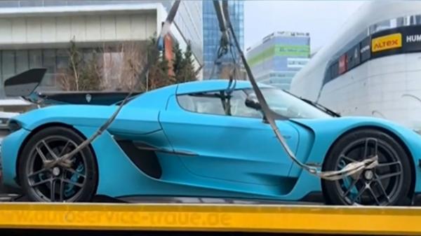 Bolidul de 5 milioane $ al lui Andrew Tate a ajuns pe platformă. Influencerul i-a spart baia de ulei după "parada" de pe Calea Victoriei