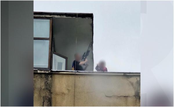 Bărbat surprins cu o armă pe terasa unui bloc din Capitală. Voia să-și învețe nepotul de 16 ani cum să o folosească