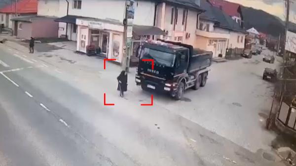 Camion filmat cum trece peste o bătrânică în baston, pe o stradă din Vişeu de Sus. Femeia este în comă, la spital