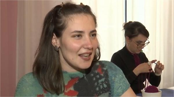 Ce idee i-a mai venit Alexandrei, după ce a croşetat coiful dacic de la Coţofeneşti. Afacerea merge ca pe roate