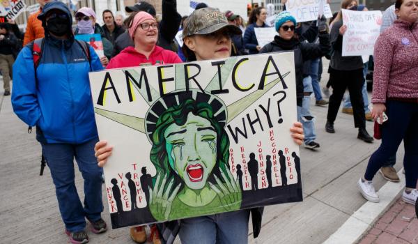 Corespondenţă Observator din SUA. Proteste uriaşe după războiul comercial declanşat de Trump. Liderul de la Casa Albă le cere americanilor "să aibă răbdare"